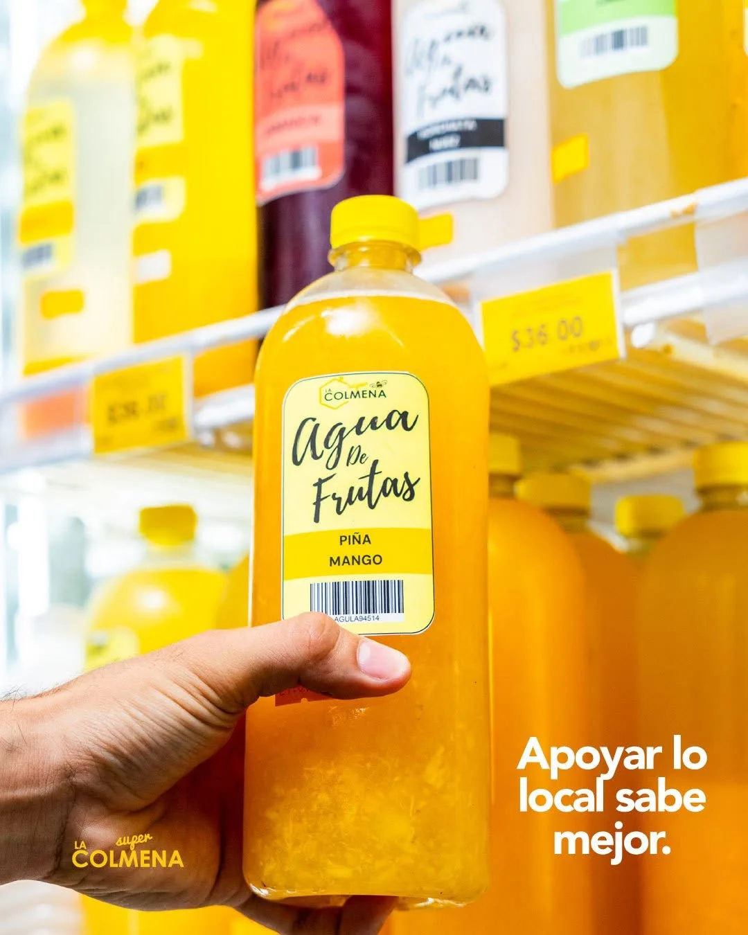 Botella de Agua de Frutas La Colmena sabor piña con mango en el refrigerador de la tienda, Colima
