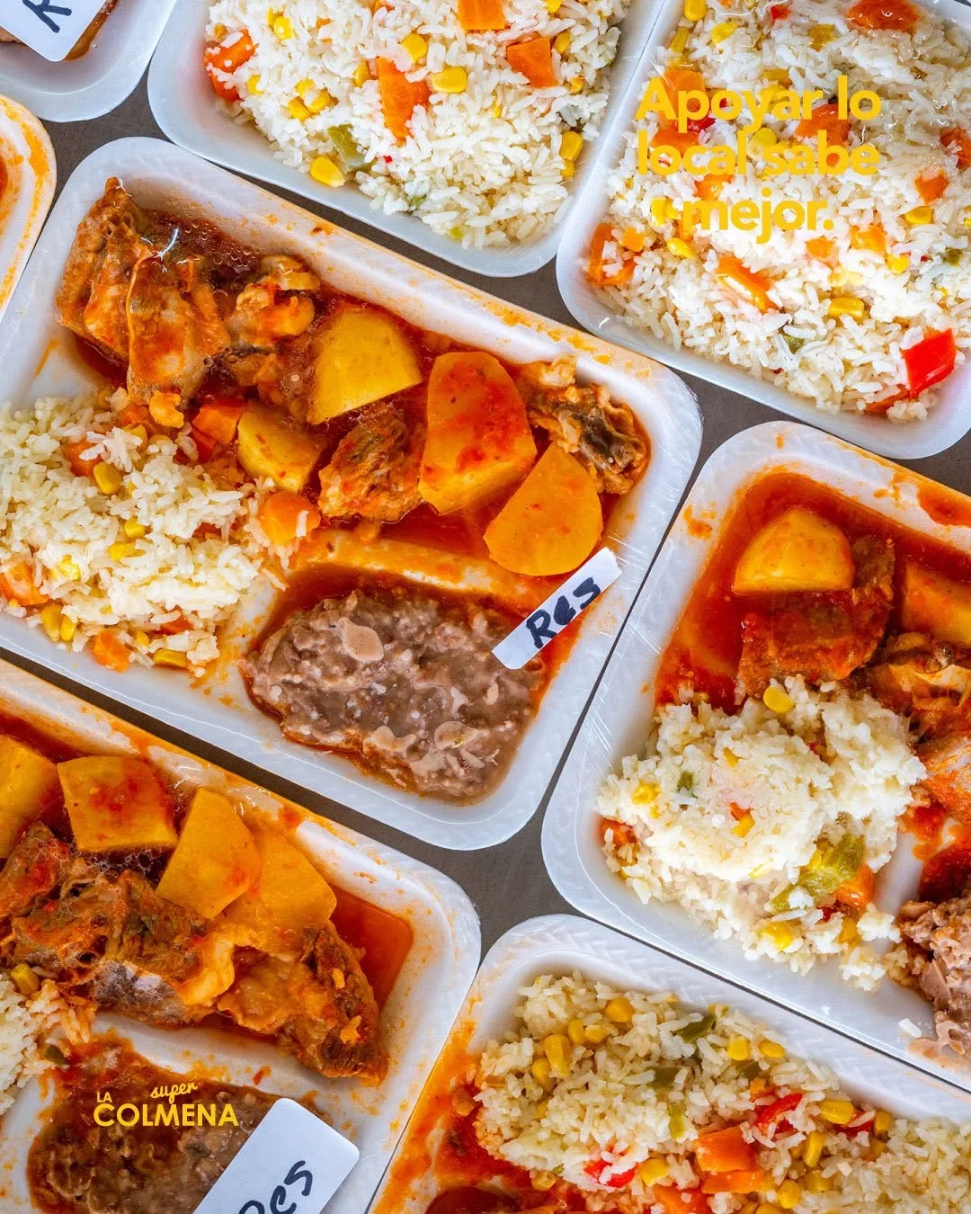 Charolas de comida casera para llevar, arroz y guisado del día, en Súper La Colmena, Colima