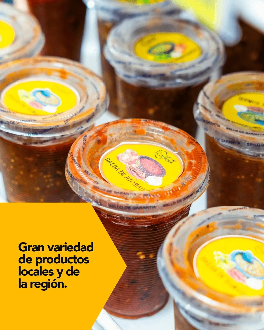 Frascos de salsa de jitomate y otras variedades de la línea Salsas La Colmena en el anaquel de la tienda, Colima