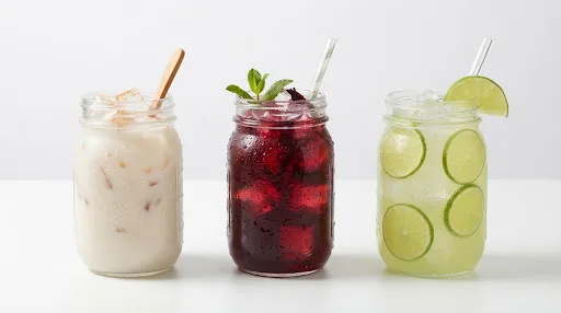 Aguas frescas de horchata, jamaica y limón en La Colmena, Colima