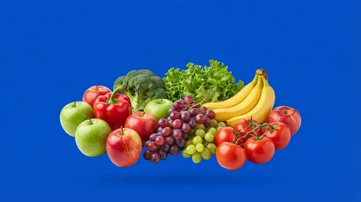 Manzanas, uvas, jitomate, brócoli y plátano frescos en La Colmena, Colima